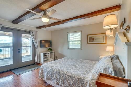 1 dormitorio con 1 cama y ventilador de techo en Decatur Oasis - Private Pool, Hot Tub and Deck!, en Decatur