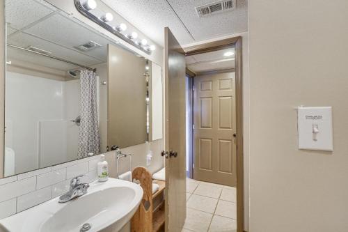 y baño con lavabo y espejo. en Decatur Oasis - Private Pool, Hot Tub and Deck!, en Decatur