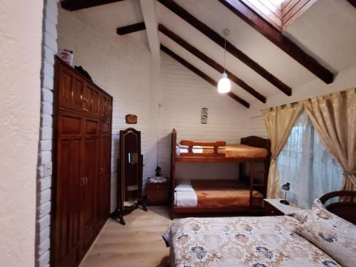 Двухъярусная кровать или двухъярусные кровати в номере HERMOSA Y COMODA CASA FAMILIAR EN Baños