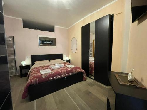 een slaapkamer met een bed en een grote spiegel bij Giò Home - A 7 Minuti Dal Centro Di Sanremo in Sanremo