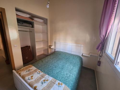 1 dormitorio pequeño con 1 cama en una habitación en Targa Flat, en Marrakech