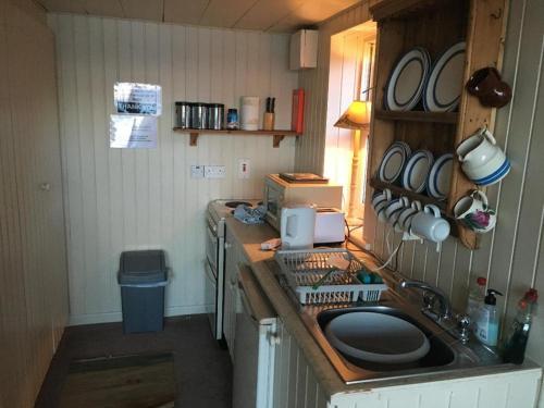 - une cuisine avec un évier et un comptoir dans l'établissement The Baby House @ Wood Quay, Carlingford, à Carlingford