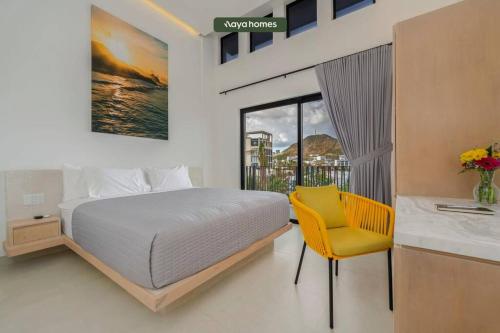 sypialnia z łóżkiem i żółtym krzesłem w obiekcie Condo near Marina - Downtown - Pool - King w mieście Cabo San Lucas