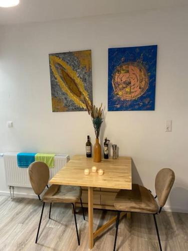 Gommern的住宿－Stylische Unterkunft in Leitzkau，餐桌、椅子和花瓶