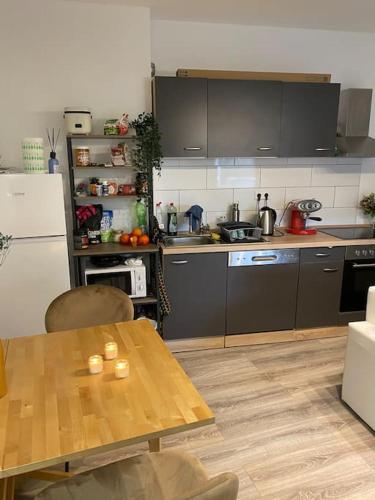 een keuken met een houten tafel en een aanrecht bij Stylische Unterkunft in Leitzkau in Gommern