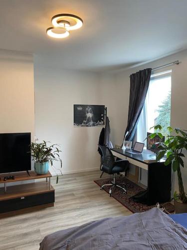 een kamer met een bureau en een computer. bij Stylische Unterkunft in Leitzkau in Gommern