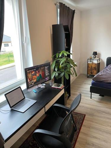 een bureau met een laptop en een stoel in de kamer bij Stylische Unterkunft in Leitzkau in Gommern