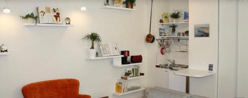 Cette chambre dispose d'une chaise et d'un lavabo mural. dans l'établissement Appartement cœur vieille ville, à La Rochelle