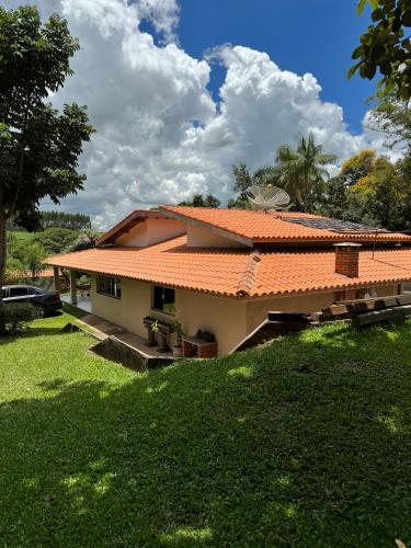 dom z pomarańczowym dachem na dziedzińcu w obiekcie Casa de campo Itirapina/SP w mieście Itirapina