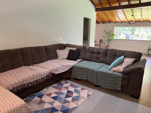 A seating area at Casa de campo Itirapina/SP