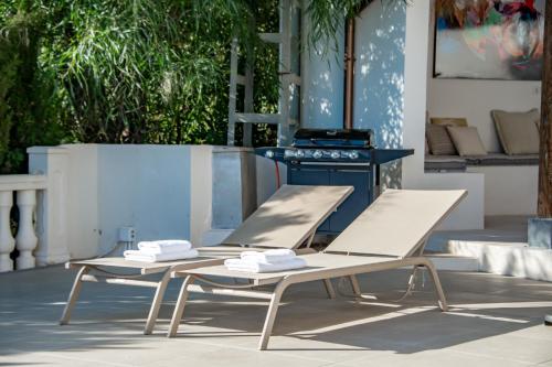 two chairs and a table in front of a stove at Villas Guzman - Casa Nova in Moraira