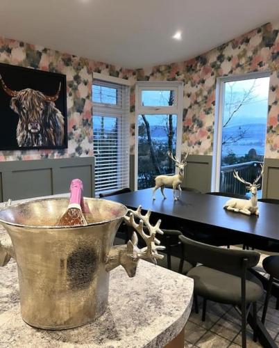uma sala de jantar com uma mesa com chifres em Luxury Lodge With Hot Tub In Royal Deeside em Strachan