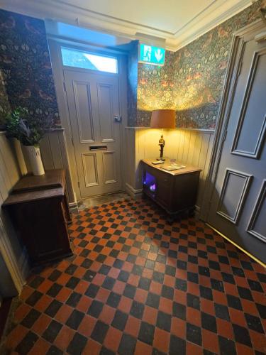 um quarto com uma porta e um piso xadrez em Bounty Bar em Trim