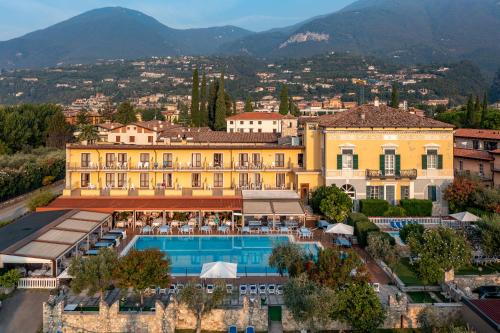 einen Luftblick auf ein Resort mit einem Pool in der Unterkunft Hotel Antico Monastero in Toscolano-Maderno