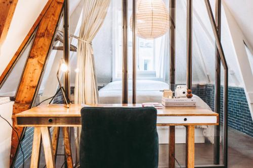 een kamer met een houten bureau en een stoel bij B&B Holm in Groningen