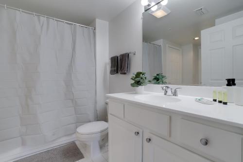 Bilik mandi di Apartment Just Steps from Ballston Subway Station