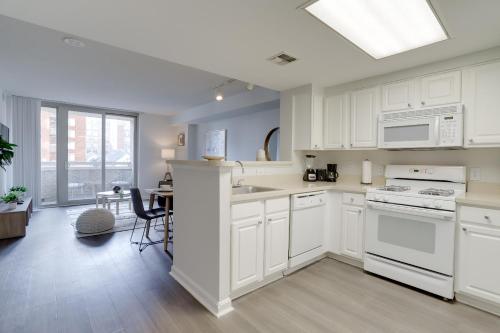 Dapur atau dapur kecil di Apartment Just Steps from Ballston Subway Station