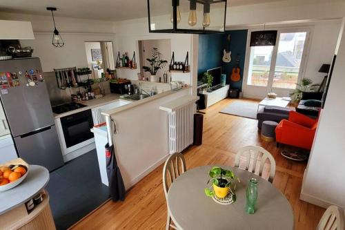une cuisine et un salon avec une table et des chaises dans l'établissement T2 vue Cathédrale de Nantes, à Nantes