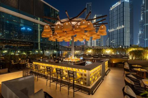 un ristorante con un grande lampadario sul tetto di un edificio di Taj Dubai a Dubai