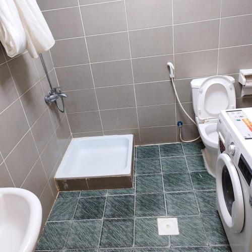 a bathroom with a toilet and a sink at العين الهيلي مصباح ب 2 in Al Ain