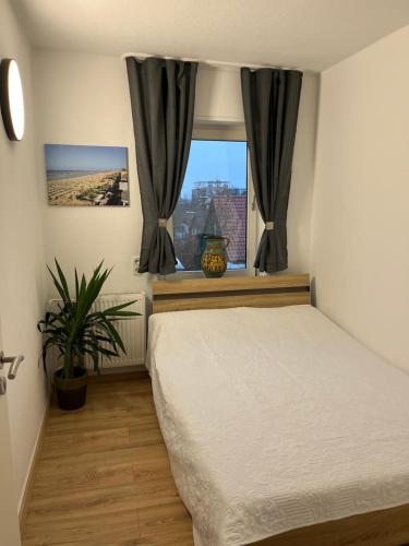 - une chambre avec un lit et une fenêtre dans l'établissement Gemütliches Apartment mit Arbeitsplatz, Smart-TV, WLAN in Hamm Mark, à Hamm
