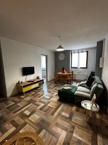 sala de estar con sofá y mesa en Superbe appartement, en Lamalou-les-Bains