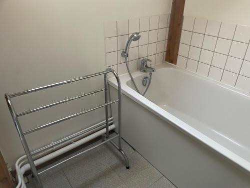 bagno con vasca e doccia di Chambre meublé idéale pour déplacement d'affaires a Le Petit-Quevilly