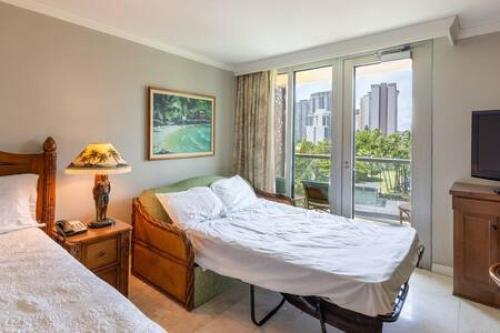 Postel nebo postele na pokoji v ubytování Minutes to Beach Pool Gym WFH Station Lanai