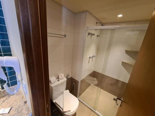 a bathroom with a toilet and a shower at Ideal para famílias, hospede-se no Solar das Águas. in Olímpia