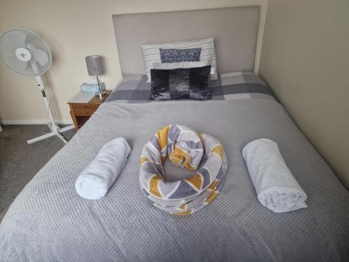 1 cama con 2 toallas y 1 manta para bebés en The Pride of Manchester, Trafford, en Mánchester