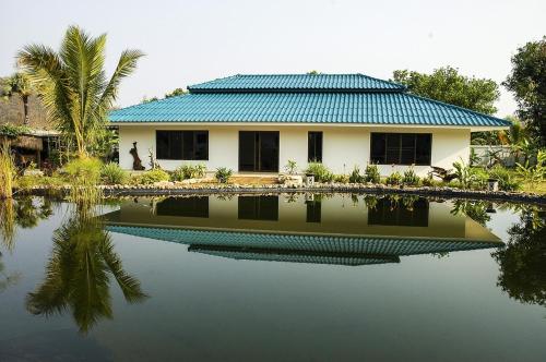 ein Haus mit einer Reflexion in einem Wasserkörper in der Unterkunft Trenzo Bungalow in Istanbul