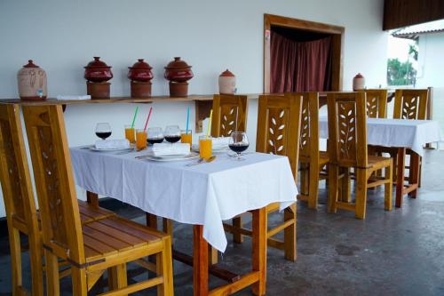 賈夫納的住宿－Palm Beach Resort Ceylon，一套桌子上放着酒杯