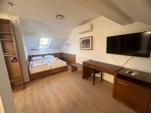 Habitación con 1 dormitorio con escritorio y 1 cama. en Aqua terme Palic en Palić