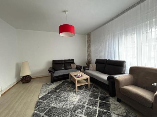 un salon avec deux canapés et une table dans l'établissement Logement spacieux, à Mulhouse