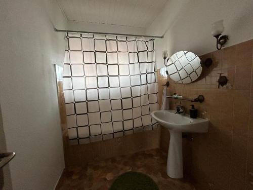 une petite salle de bain avec un lavabo et un miroir dans l'établissement Logement spacieux, à Mulhouse