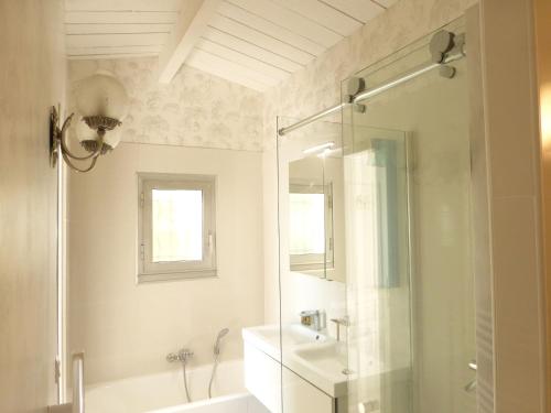 a bathroom with a shower and a tub and a sink at Chambre Bed and Breakfast dans villa in Antibes