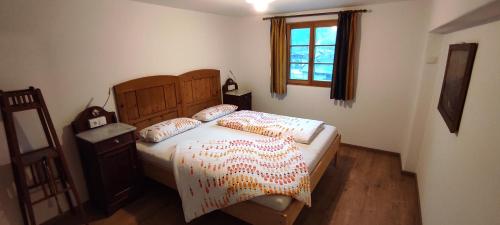 - une chambre avec un lit et 2 oreillers dans l'établissement Appartements Steffila, à Sand in Taufers