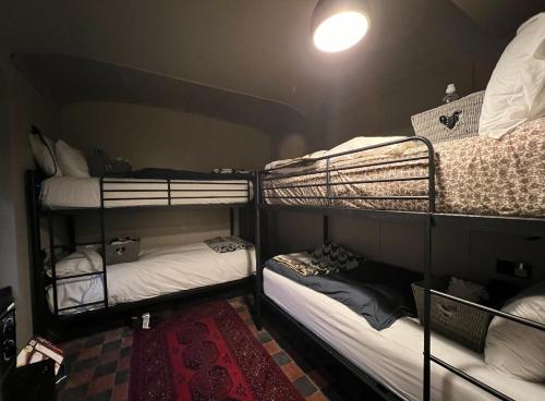 Ein Etagenbett oder Etagenbetten in einem Zimmer der Unterkunft BOHOSTEL