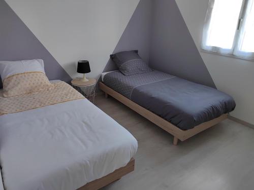 une chambre avec deux lits et une fenêtre dans l'établissement Maison à la campagne, à Villiers-sur-Tholon