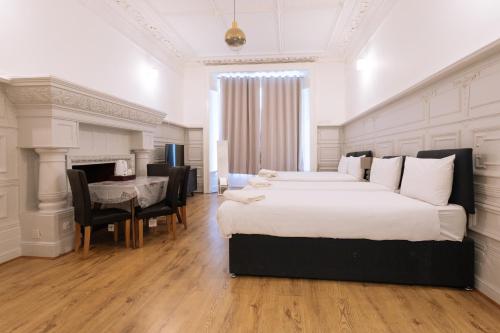 Tempat tidur dalam kamar di The Chapter - Hyde Park Hotel
