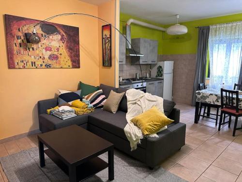 a living room with a couch and a kitchen at Bengiorne! Casa vacanza Al Viale in Raiano