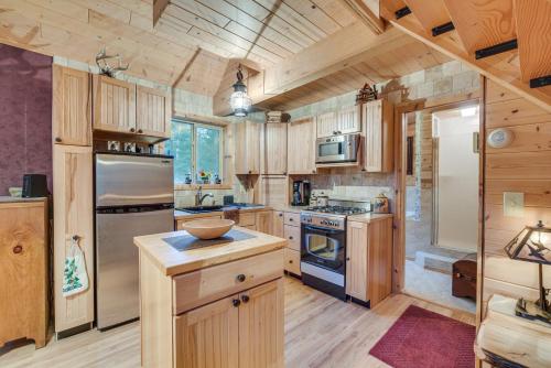 Cuisine ou kitchenette dans l'établissement Barnum Cabin on 30 Acres with Soo Line Trail Access!