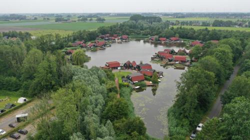 una vista aerea di un villaggio su un fiume di Lakeside Cottage De Rijd a Nieuwe-Niedorp