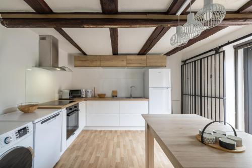 - une cuisine avec des appareils blancs et une table en bois dans l'établissement GRAND Gite Pomme d'Api et d'Amour-6 à 12 personnes, à Urschenheim