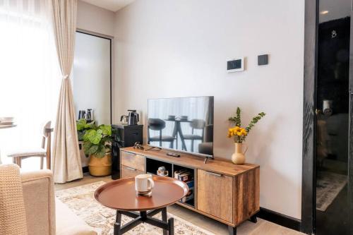 Μια τηλεόραση ή/και κέντρο ψυχαγωγίας στο Shelly's suites-Westlands studio Apt in Escada