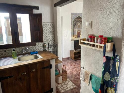een keuken met een spoelbak en een aanrechtblad bij Casa Las Cuevas in Málaga
