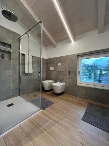 un bagno con doccia, vasca e lavandino di Ca' LaBon ad Arco