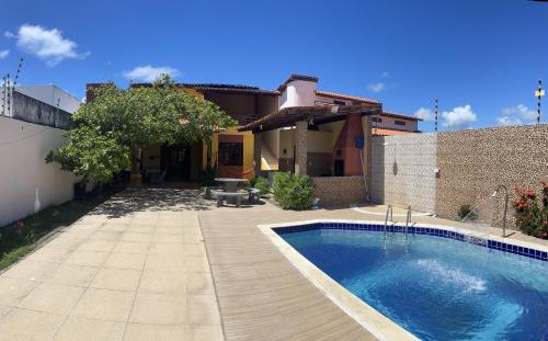 una piscina frente a una casa en Casa na Barra de São Miguel Barra Mar, en Barra de São Miguel