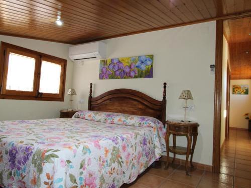 Posteľ alebo postele v izbe v ubytovaní Casa con Piscina Privada, Cerca del Mar, WiFi Gratis, Aire Opcional, Mascotas y Playa para Perros - ES-184-10