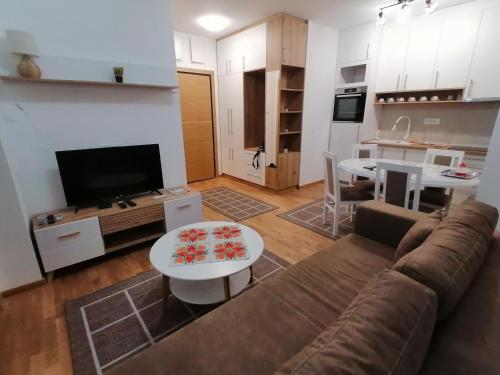 sala de estar con sofá y mesa en Milnik apartman, en Zlatibor